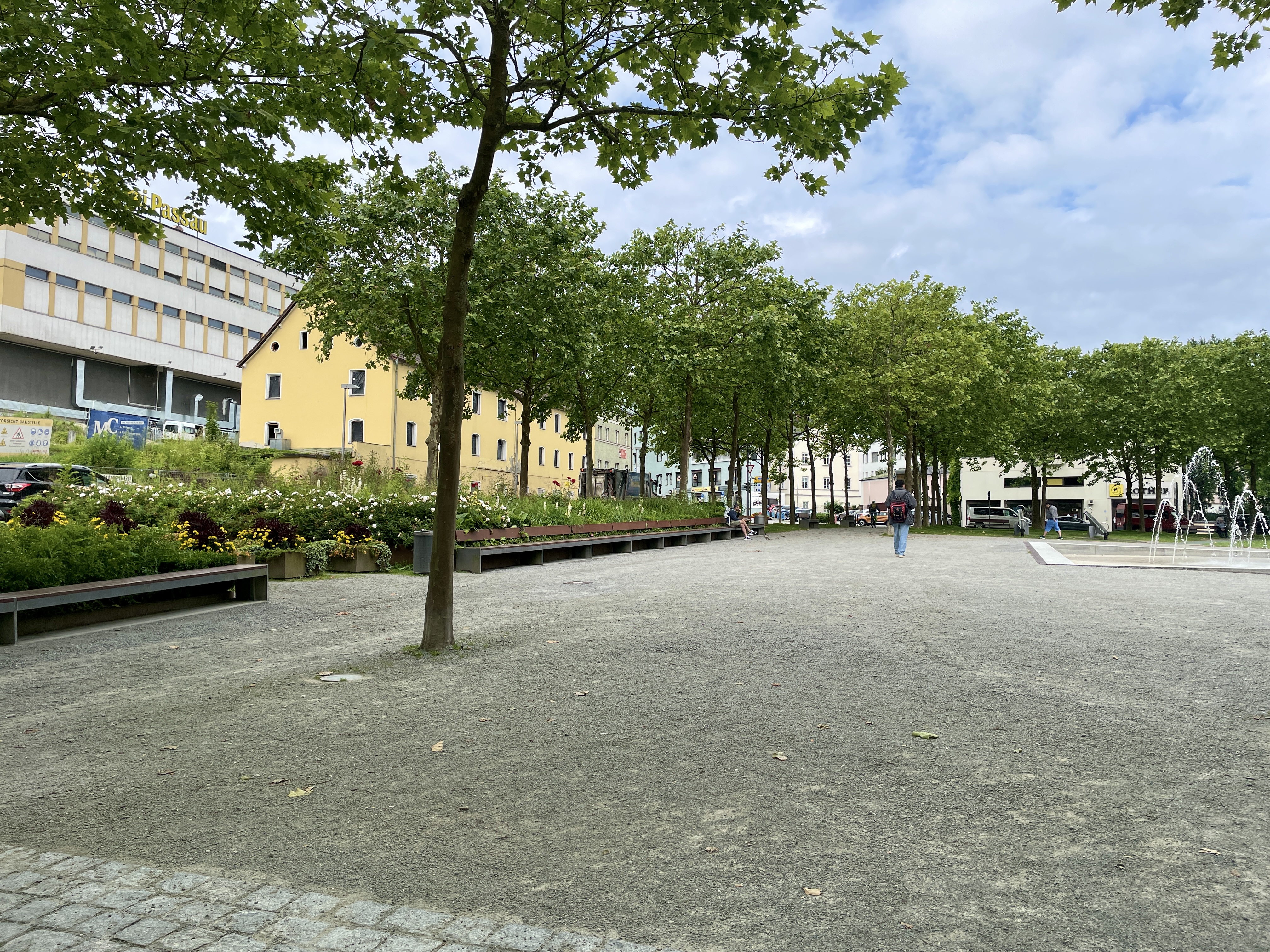 Im westlichen Teil des Klostergartens, zwischen Baumreihe und Springbrunnen, soll die Behelfsstraße verlaufen.